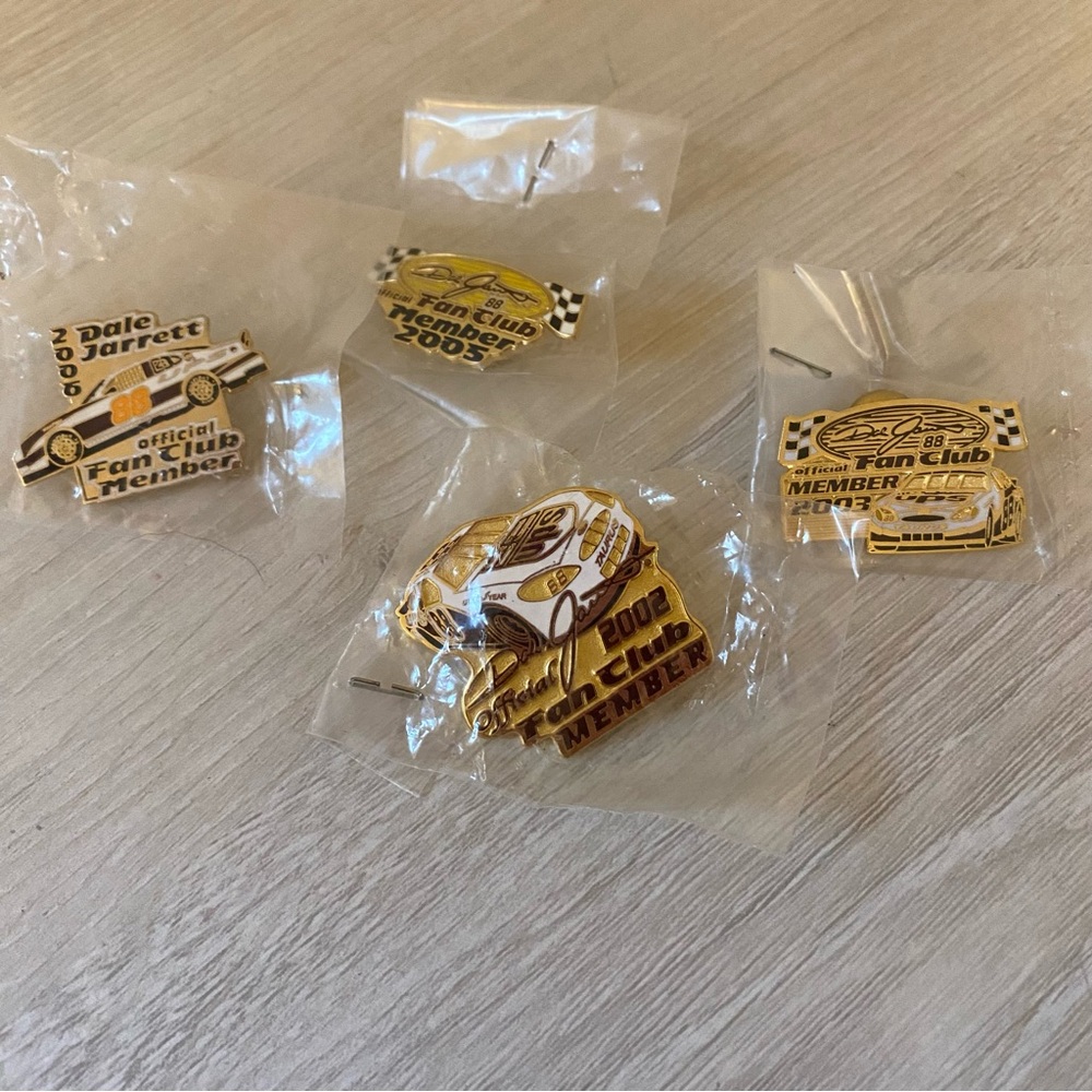 Lot 4 Dale Jarrett NASCAR Fan Club Pins 2002–2006 New Sealed Mint UPS #88